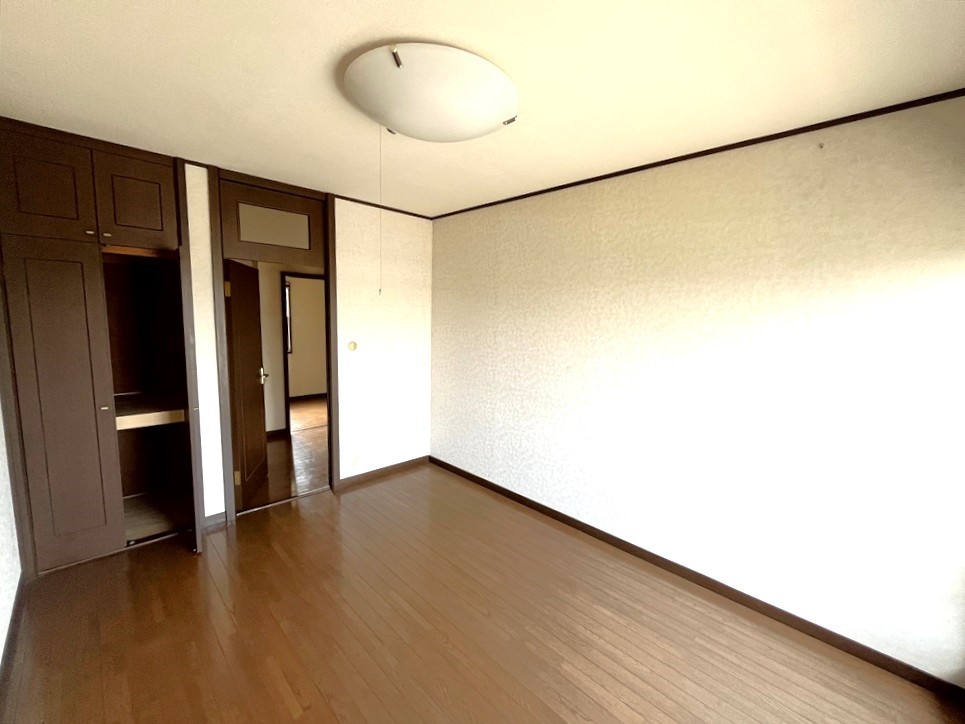 【2階洋室】収納付きで衣類や生活用品をたっぷり収納できます♪毎日お部屋をすっきりと保てます！