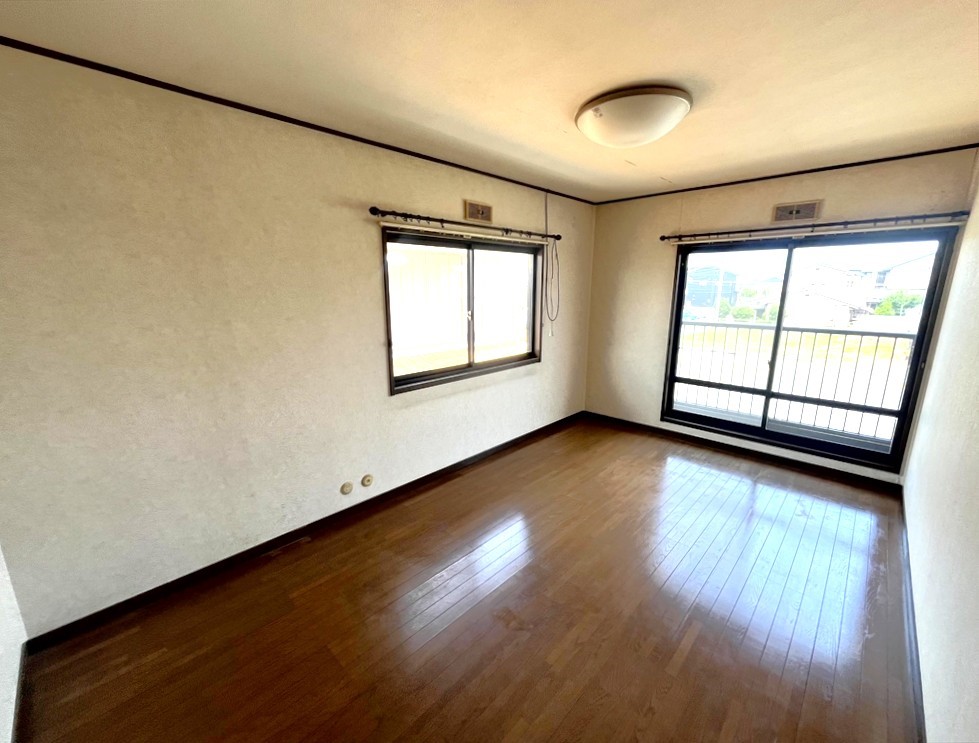 ※リフォーム前の写真です。【2階洋室】ひろびろとした洋室は、主寝室にぴったり♪ベッドや本棚を置いてもゆとりのある広さ♪