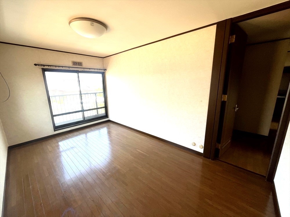 ※リフォーム前の写真です。【2階洋室】主寝室としてもお使いいただける洋室☆彡お気に入り家具や、観葉植物を飾っても素敵なお部屋に仕上がります。