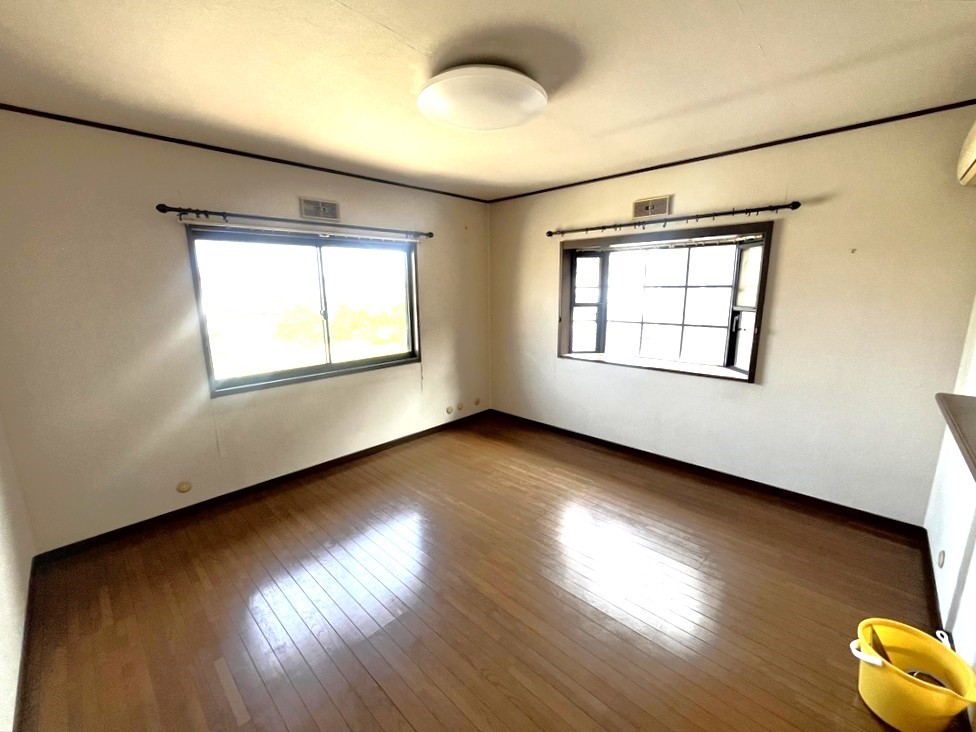 ※リフォーム前の写真です。【2階洋室】2面採光で明るい洋室（＾＾）テーブルやソファ、テレビを置いて、ご家族でゆったりとくつろげる洋室です♪