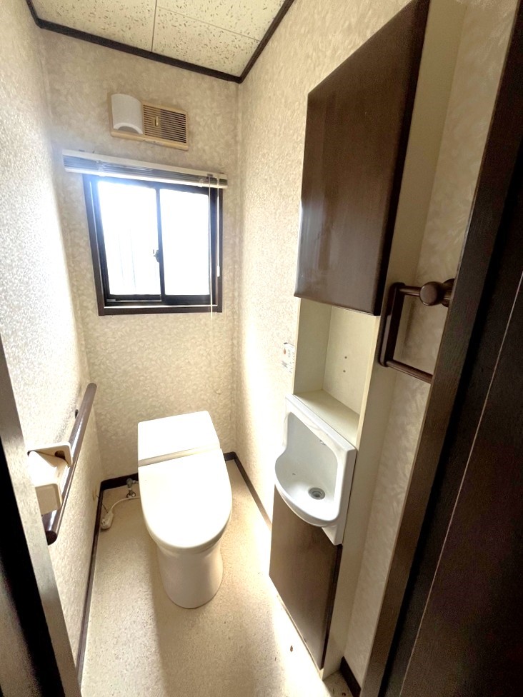 【トイレ】お気に入りのカバーやマット、スリッパを置いて快適空間に♪