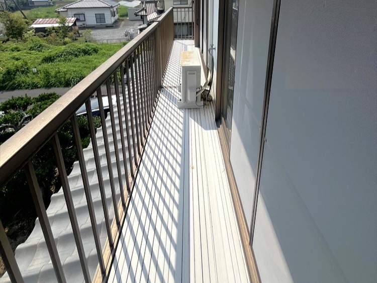 2部屋から出入りできる便利なベランダ♪※現況販売となります。2025.9月撮影