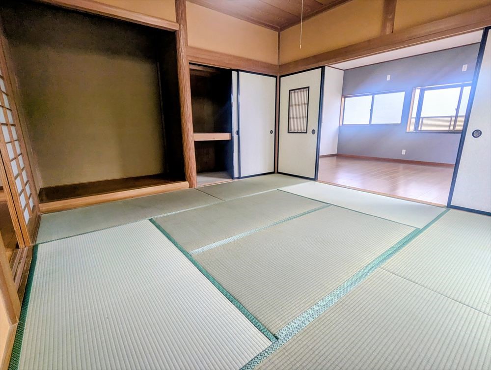 【和室】※リフォーム後の写真です（2026年3月撮影）8帖の和室♪2方向から出入りできて便利です♪