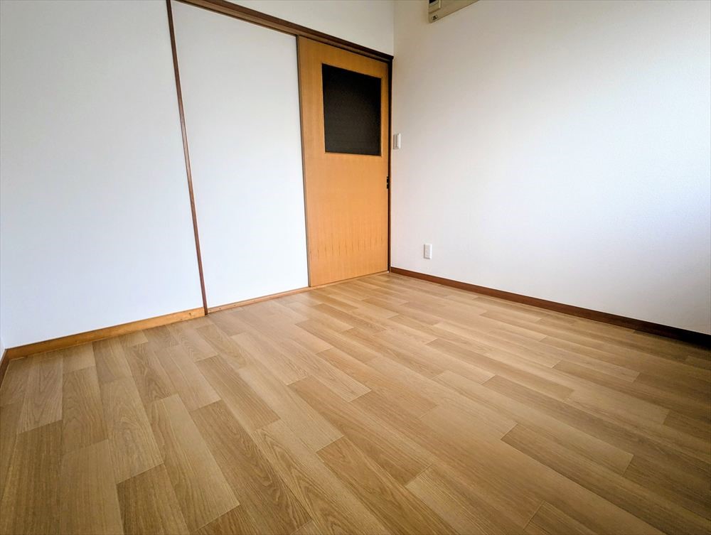 【１F洋室】※リフォーム後の写真です（2026年3月撮影）１Fには洋室が2部屋あります♪4.5帖のお部屋は書斎や趣味のお部屋にぴったりです♪