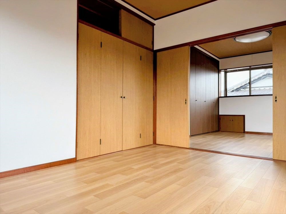 【２F洋室】※リフォーム後の写真です（2026年3月撮影）ベッドや机を置いても広い空間が保てます♪