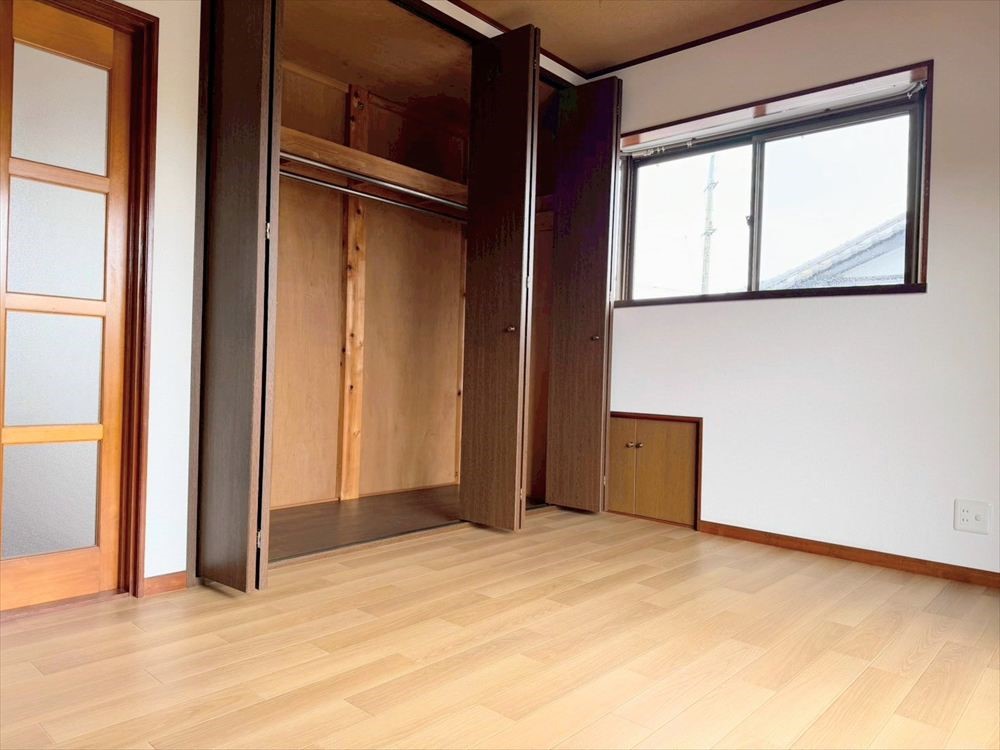 【２F洋室】※リフォーム後の写真です（2026年3月撮影）収納たっぷり♪日用品から季節物まで沢山しまえます♪