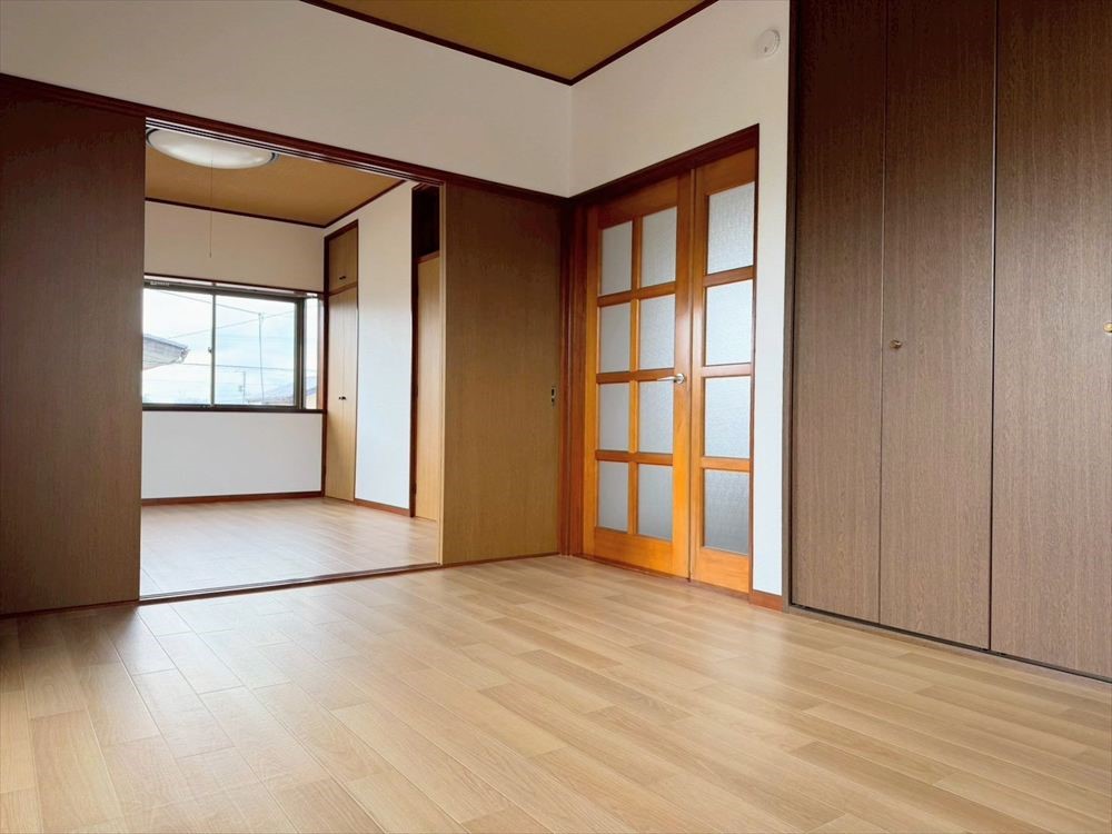 【２F洋室】※リフォーム後の写真です（2026年3月撮影）内装リフォームしました♪木目のコントラストがお洒落♪