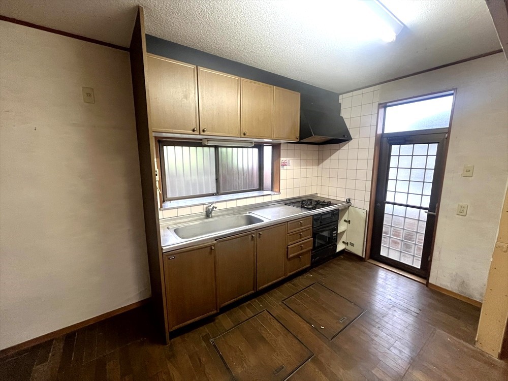 キッチンは勝手口付きなのでゴミ出しなどにも便利です♪※現況販売となります。（2025.9月撮影）