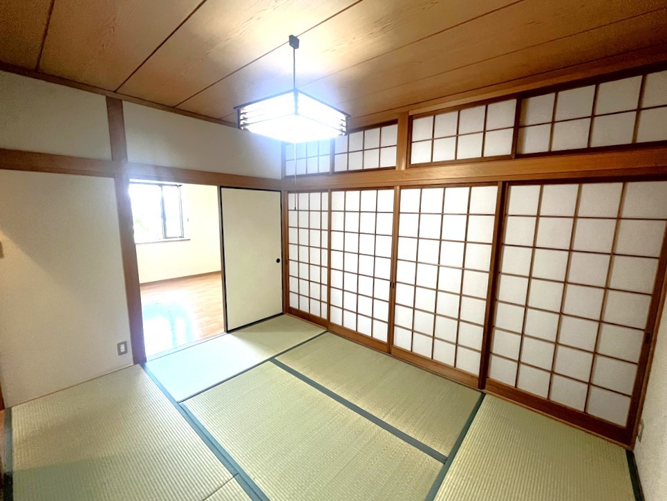 落ち着いた和室空間♪のんびりくつろぐことができます♪※現況販売となります。２０２５年９月撮影
