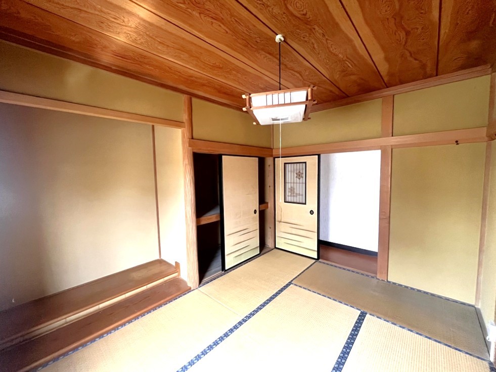 立派な造りの和室空間♪押入れ付きなので座布団や布団もたっぷり収納できます♪※現況販売となります。（2025.9月撮影）