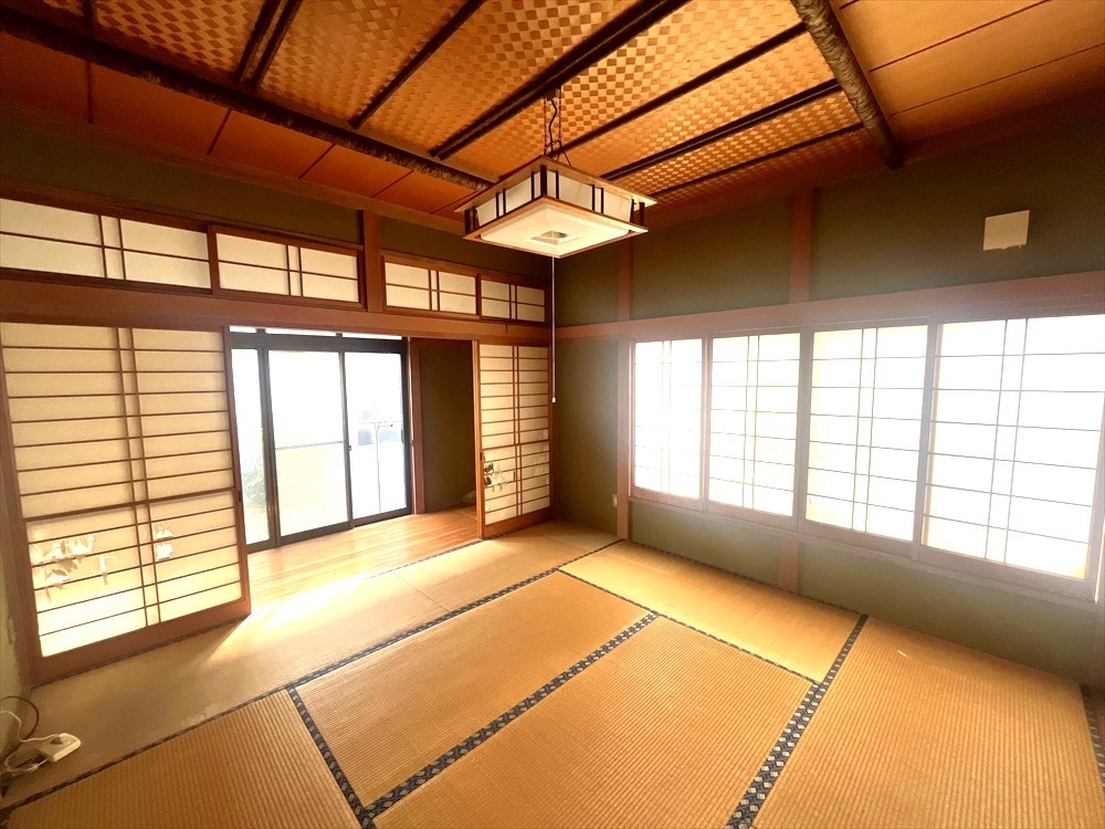 障子越しに沢山の光が差し込みゆったりとした時間を楽しめます♪※現況販売となります。（2025.9月撮影）