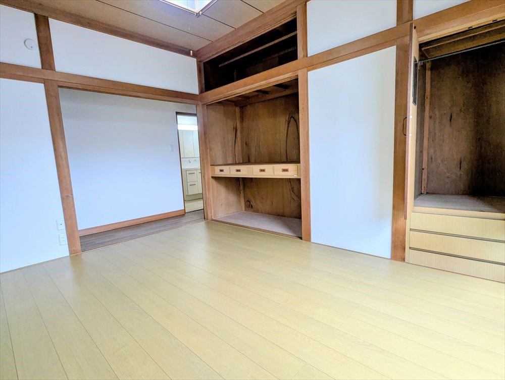 【洋室】6帖の洋室♪押入れが2か所についているので、お布団や季節物など何でも収納できます♪（2026年3月撮影）