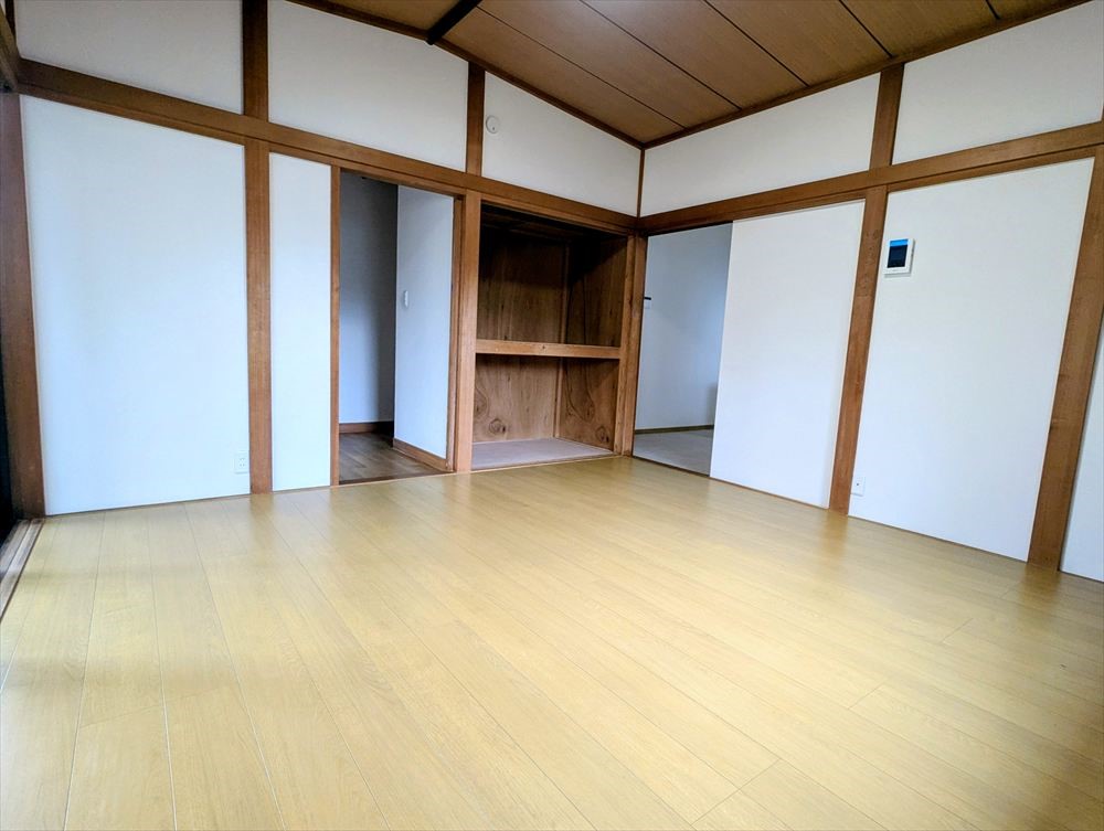 【洋室】キッチン隣の8帖の洋室♪家族が集まるリビングとしても使用できます♪（2026年3月撮影）