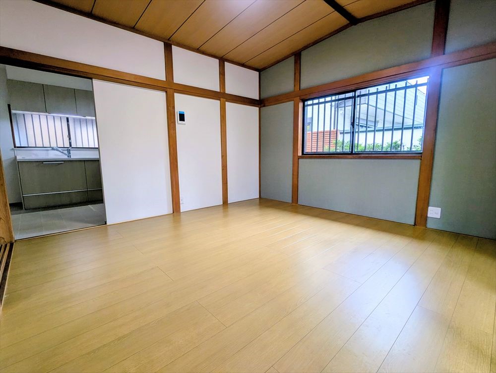 【洋室】ゆとりのある空間なのでソファーや大きなテーブルを置いても窮屈になりません♪（2026年3月撮影）