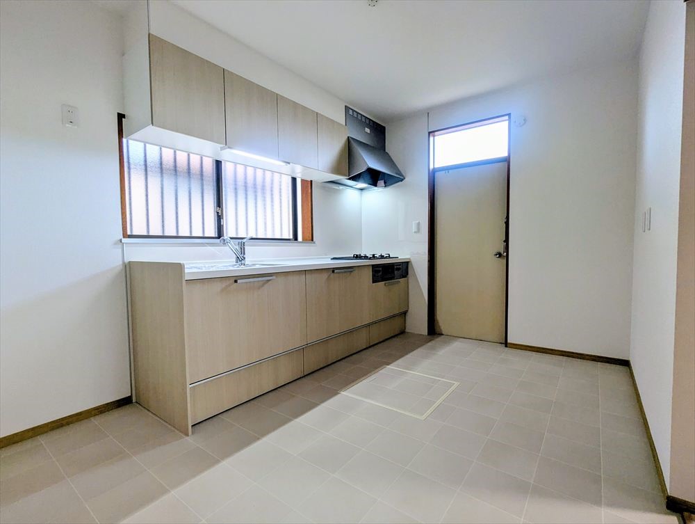 【キッチン】6帖のキッチン♪勝手口付きなのでゴミ出しなどの際に便利です♪（2026年3月撮影）