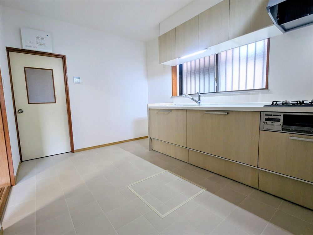 【キッチン】大きな窓があるので換気も充分にできます♪（2026年3月撮影）