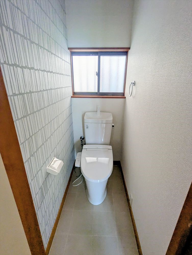 【トイレ】温水洗浄便座付きのトイレ♪アクセントクロスがお洒落です♪（2026年3月撮影）