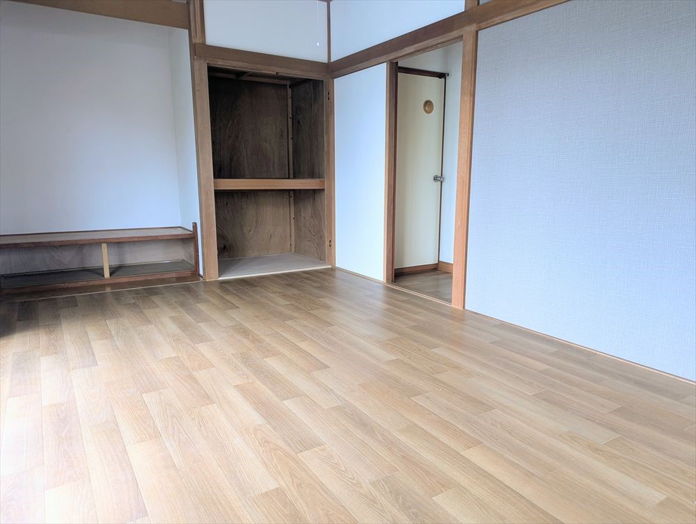 【洋室】7.5帖の洋室♪家具やベッドを置いても充分なスペースを確保できます♪（2026年3月撮影）