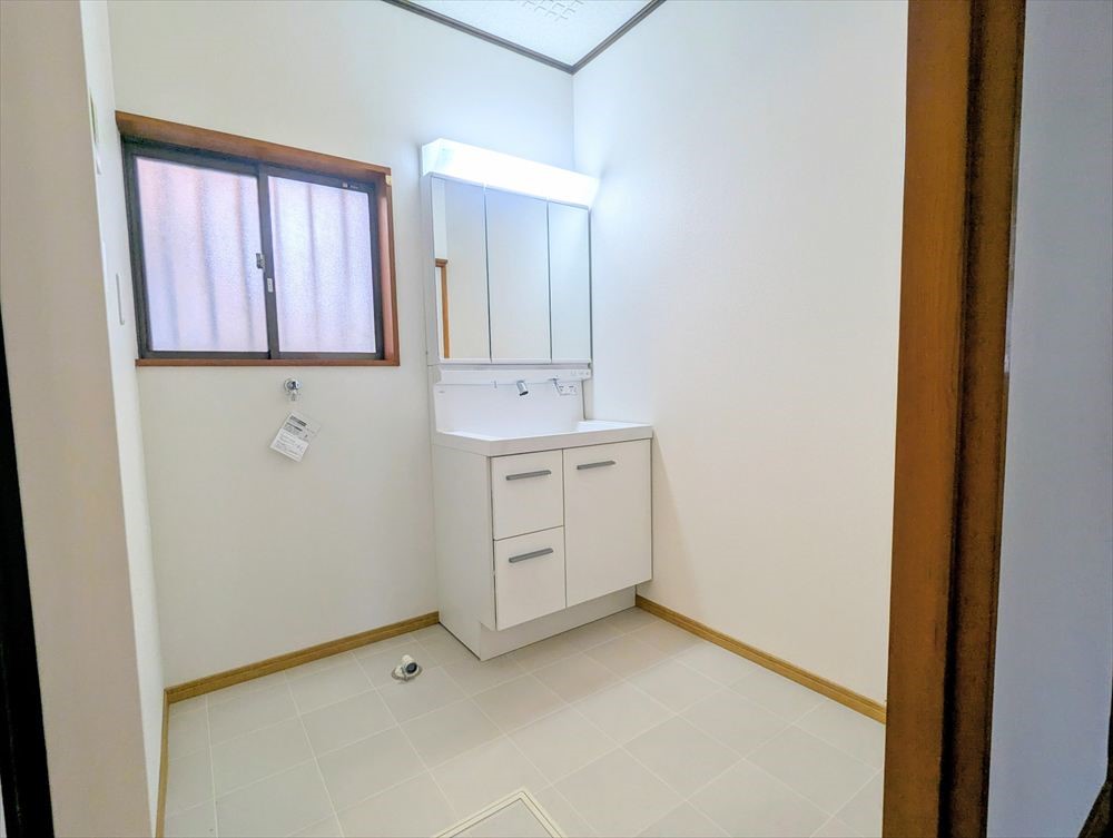 【洗面脱衣所】新しい洗面台に交換しました♪着替えもスムーズにできる広さの洗面脱衣所です♪（2026年3月撮影）