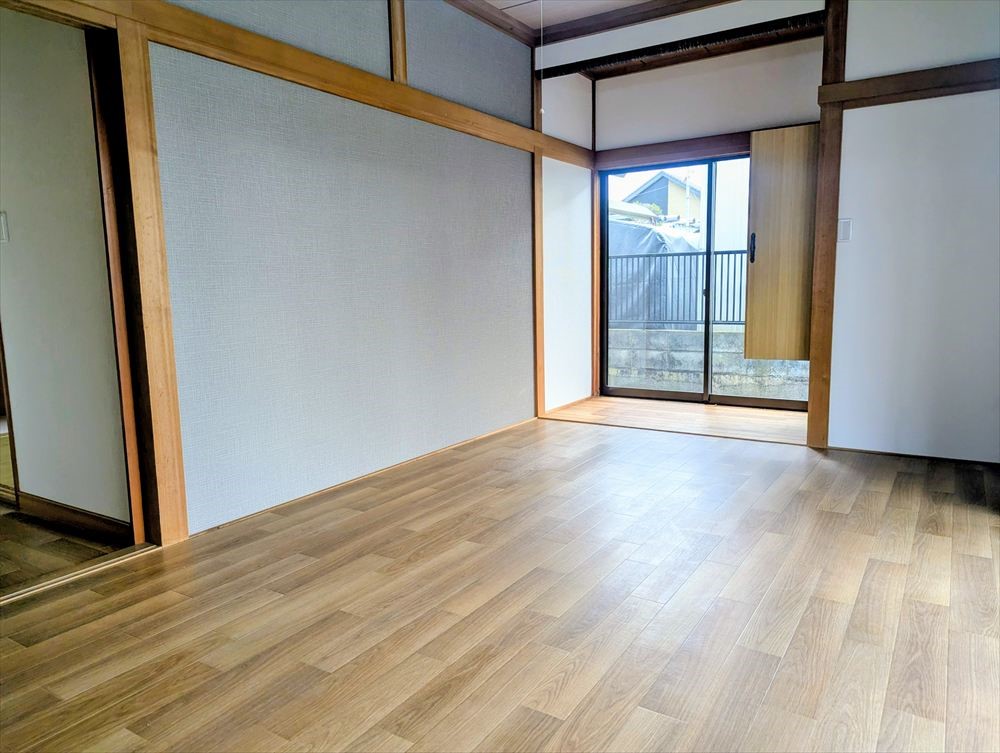 【洋室】7.5帖の洋室は広縁付きなので、暖かい日差しを感じながら日向ぼっこも楽しめます♪（2026年3月撮影）