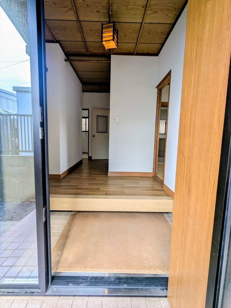 【玄関】木のぬくもりを感じる広い玄関スペース♪（2026年3月撮影）