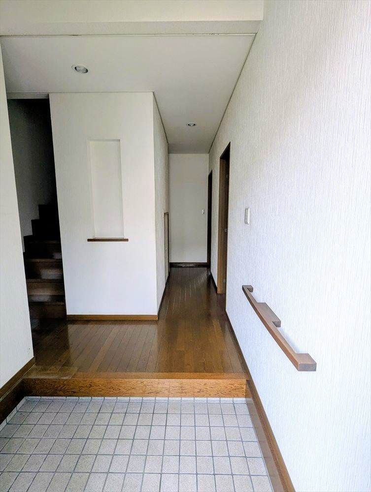 【内観】※現況販売となります。広々とした玄関ホール。（２０２５．１１月撮影）