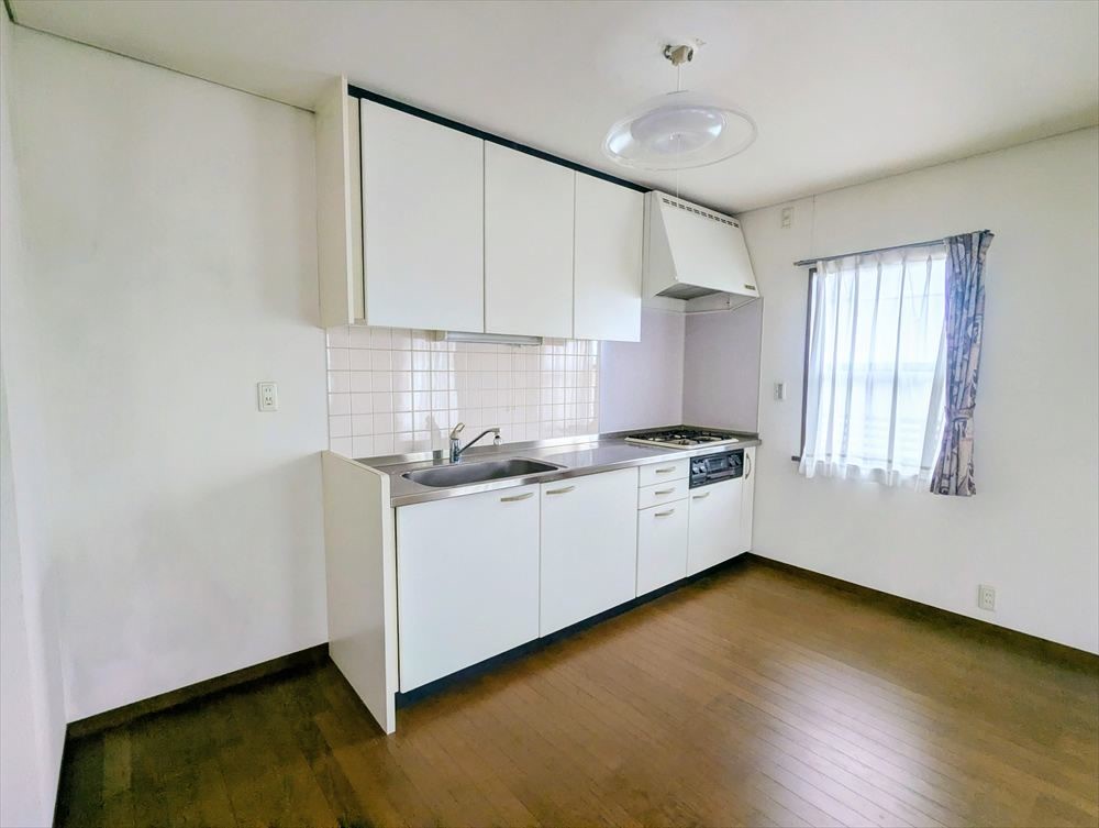 【内観】※現況販売となります。２階キッチン。２世帯でのお住まいにもピッタリ！（２０２５．１１月撮影）