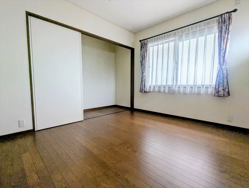 【内観】※現況販売となります。明るい２階の洋室。（２０２５．１１月撮影）