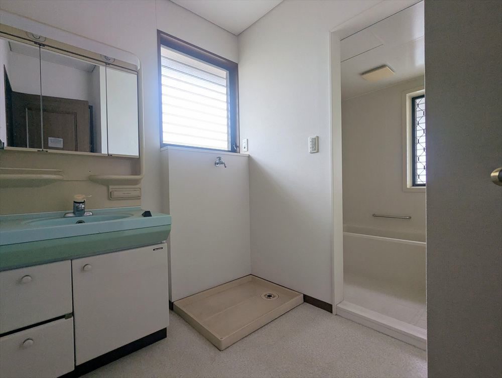 【内観】※現況販売となります。２階の洗面脱衣室。（２０２５．１１月撮影）