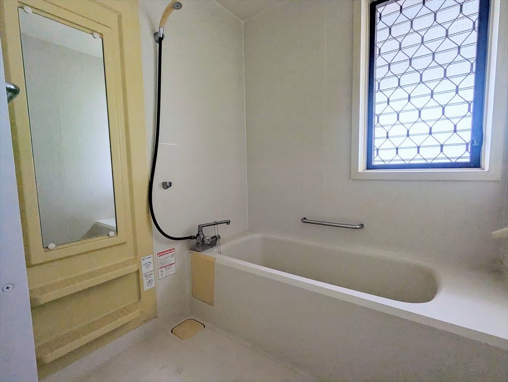 【内観】※現況販売となります。２階のバスルーム。（２０２５．１１月撮影）