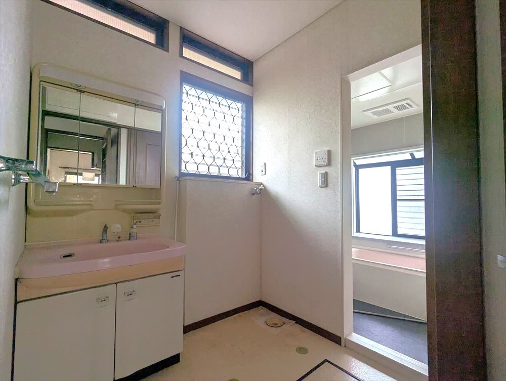 【内観】※現況販売となります。１階の洗面脱衣室。（２０２５．１１月撮影）