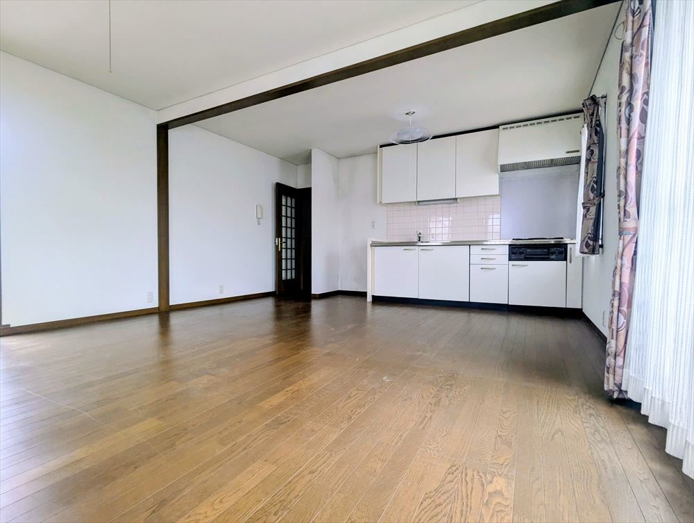 【内観】※現況販売となります。２階LDK。16.3帖の広々空間。（２０２５．１１月撮影）