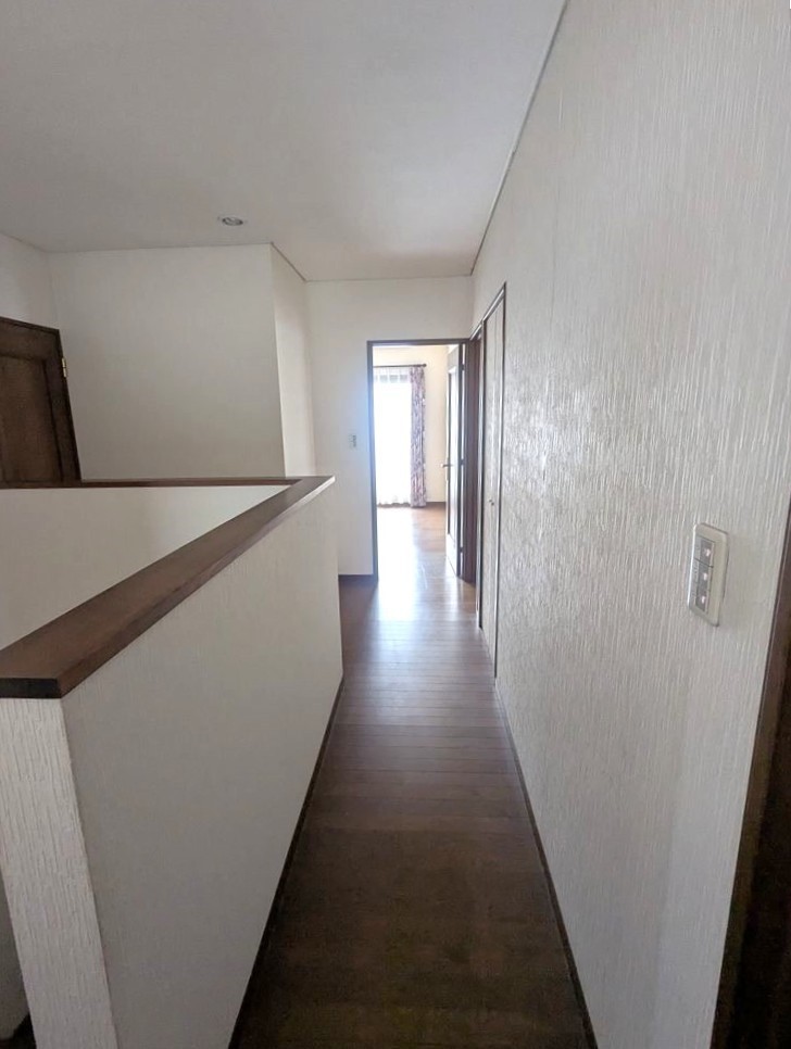 【内観】※現況販売となります。2階ホール。（２０２５．１１月撮影）