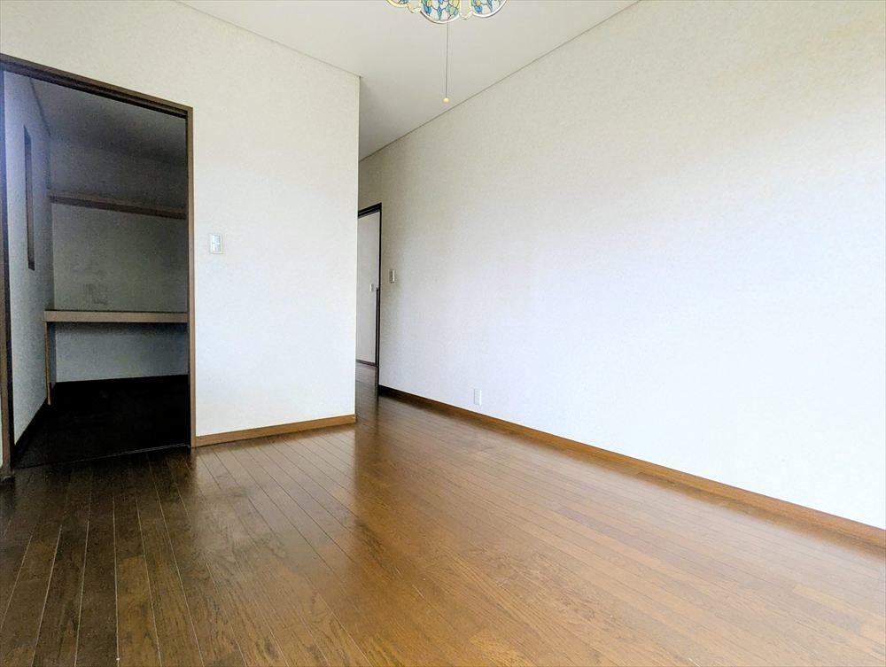 【内観】※現況販売となります。各居室に収納有！（２０２５．１１月撮影）