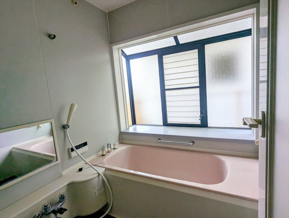 【内観】※現況販売となります。１階のバスルーム。（２０２５．１１月撮影）