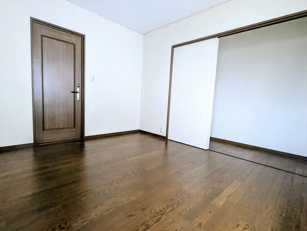 【内観】※現況販売となります。２階洋室！各居室６帖以上の広さがあります。（２０２５．１１月撮影）