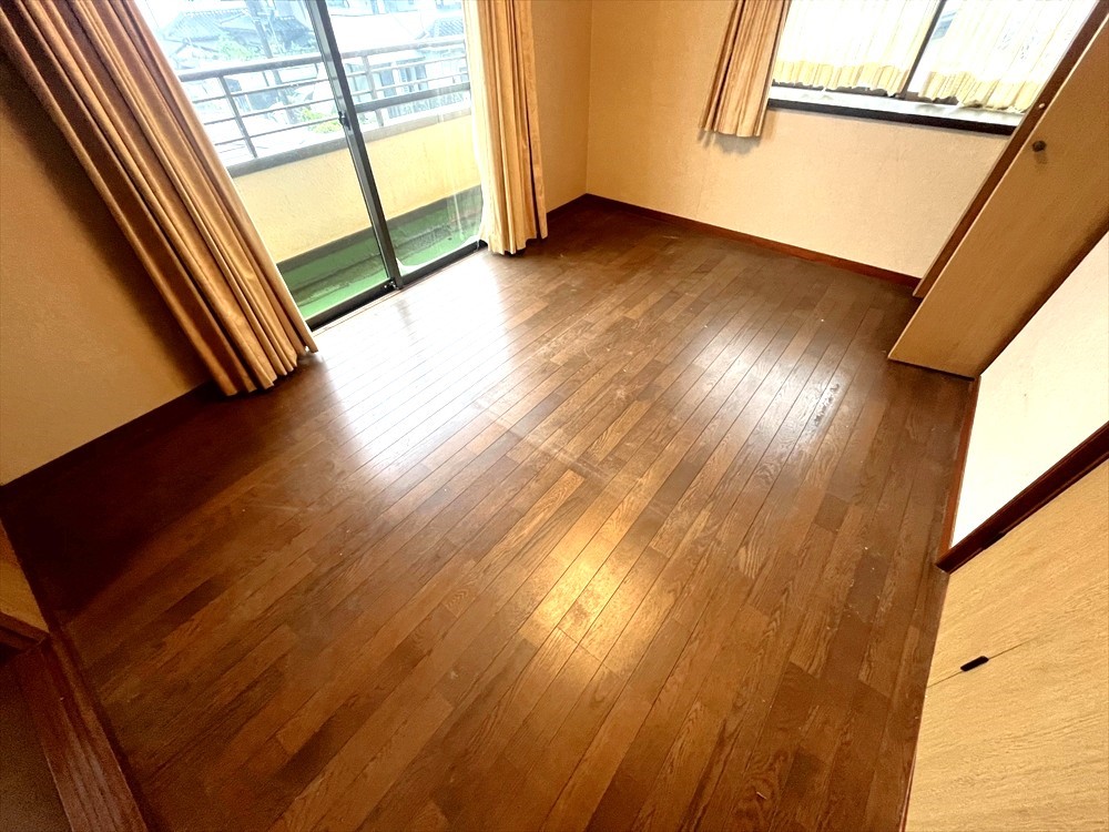 濃い目のフローリングがお洒落です♪※現況販売となります。（2025.9月撮影）