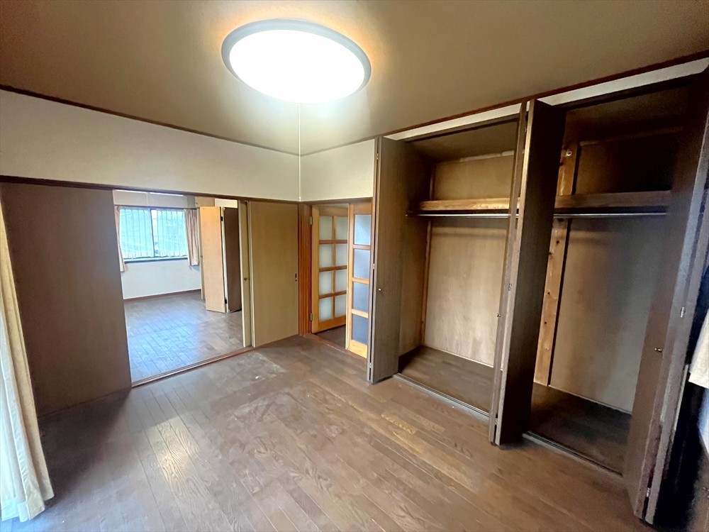 ２Fは6帖の洋室が2部屋続いているので、扉を開けて12帖の洋室としても使えます♪※現況販売となります。（2025.9月撮影）