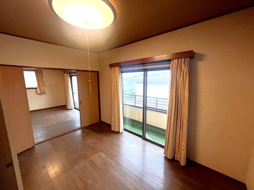 日差しがたっぷり入って明るい居室空間♪※現況販売となります。（2025.9月撮影）