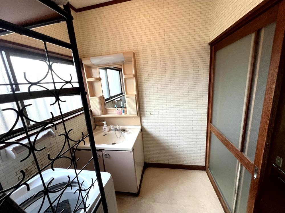 【洗面脱衣室】※現況販売となります。広いスペースなので洗濯機を置いてもゆとりがあります♪（2025.12月撮影）  