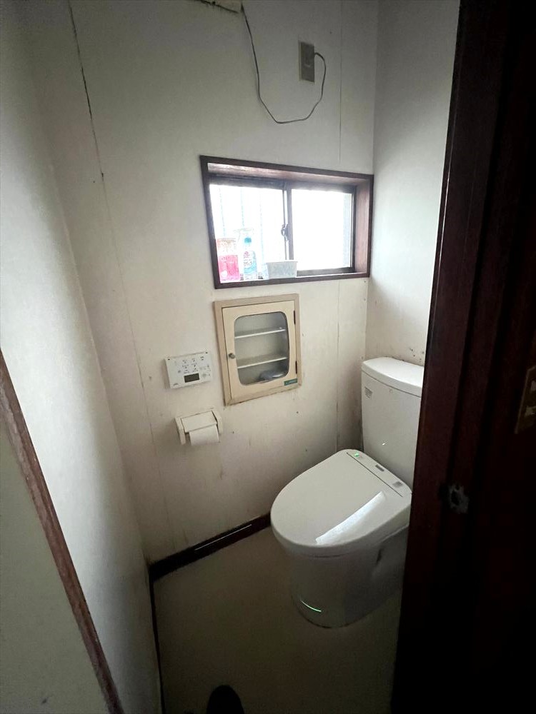 【トイレ】※現況販売となります。窓付きで明るく、換気も十分に行えます♪（2025.12月撮影）