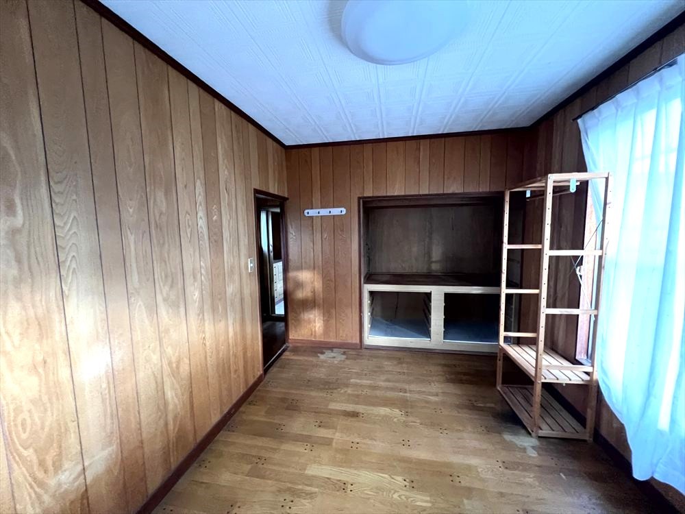 【洋室】※現況販売となります。2階6帖の洋室！木のぬくもりを感じられるお部屋です♪（2025.12月撮影）