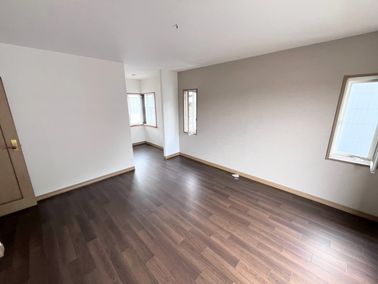 【洋室】※リフォーム中の写真です。1人部屋としても使いやすいお部屋です！（2026年7月撮影）