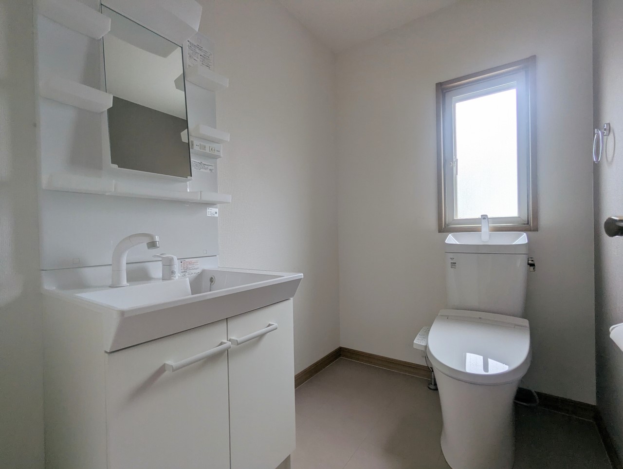 【2Fトイレ】※リフォーム中の写真です。トイレは1階と2階にございます！（2026.7月撮影）