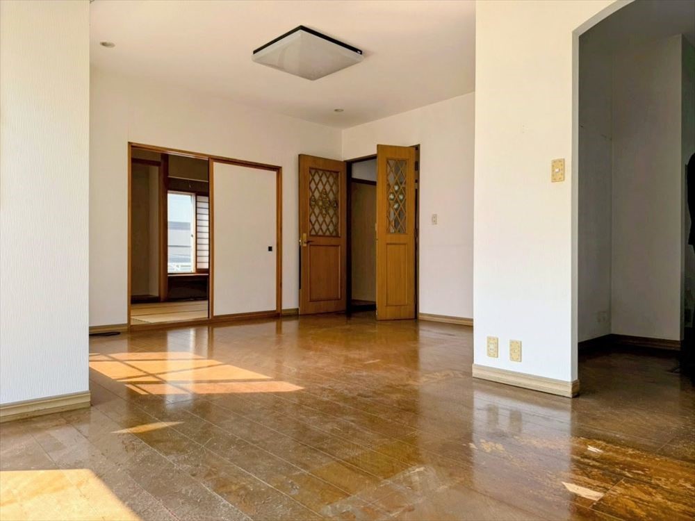 【リビング】日当たり良くリビングを暖かな雰囲気にしてくれます♪※2026年3月撮影