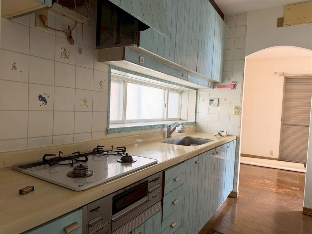 【キッチン】目の前に窓があるので手元を明るく、換気もすぐにできるキッチン♪※2026年3月撮影