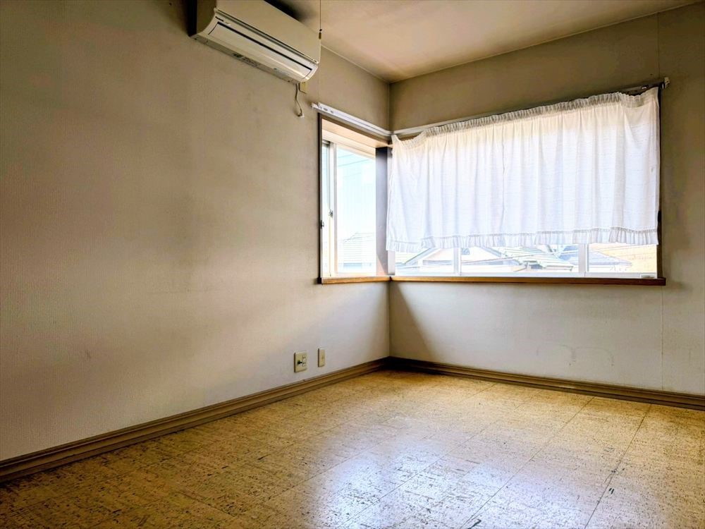 【洋室】寝室や書斎、ワークスペースとしても活用できる多用途な洋室です♪※2026年3月撮影