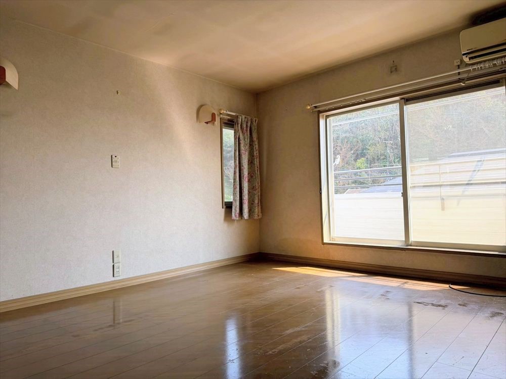 【洋室】寝室はもちろん、書斎やワークスペースとしても活用できる多用途な洋室です♪※2026年3月撮影