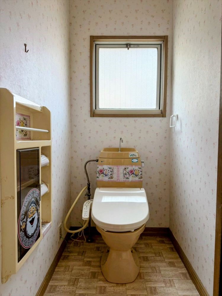【トイレ】窓付きで換気もスムーズなトイレ。手すり付きで家族みんな安心♪※2026年3月撮影