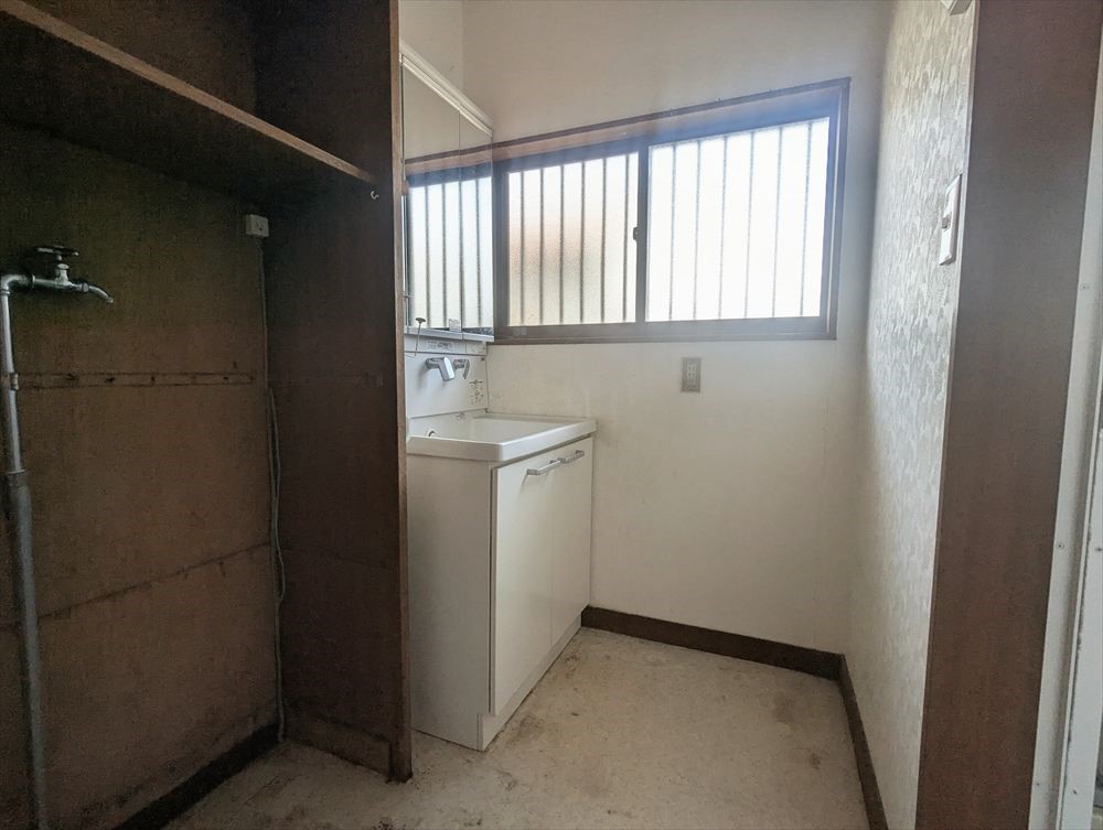 【洗面脱衣室】独立した洗面台♪忙しい朝の準備もラクラクなスぺースになっております♪（2026年4月撮影）